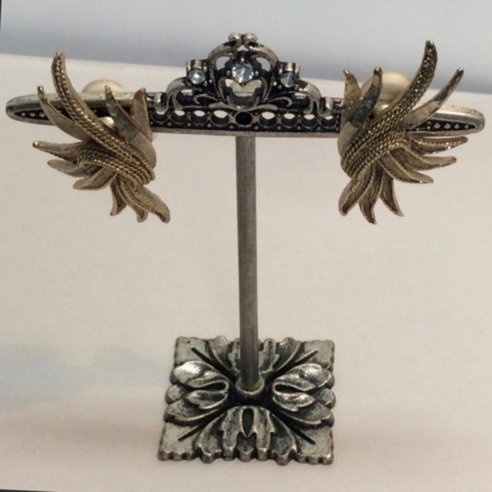 Vintage Oscar De La Renta Art Nouveau clip on